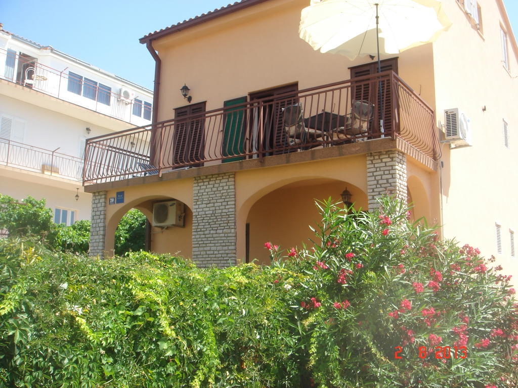 Apartments Renata Primosten Exterior photo